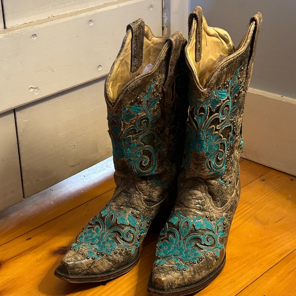 Turquoise and studs Corral Boots